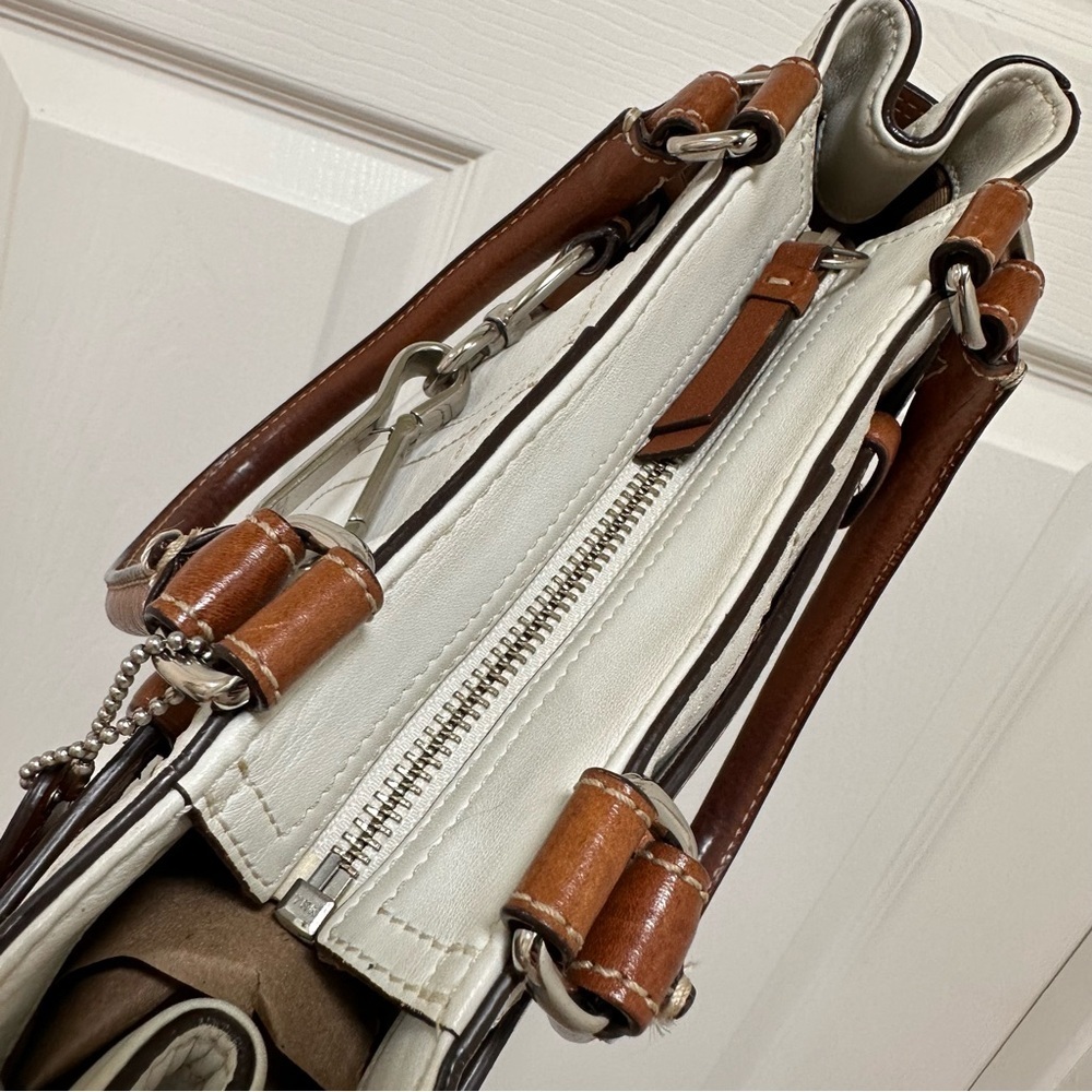 Coach Hamptons Satchel White Leather Cognac Trim Dog-Leash Clip Vintage Y2K - Picture 9 of 12